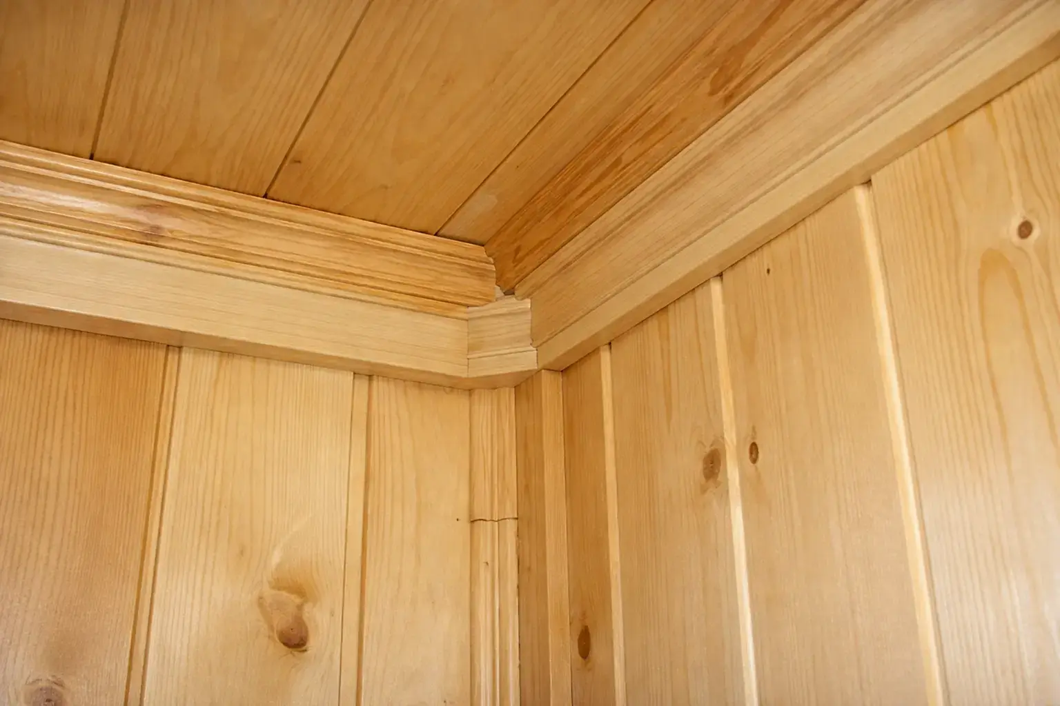 Электропроводка в деревянном доме открытым способом